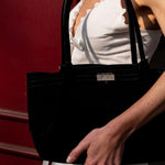 Sac cabas Mila noir porté à l'épaule, gros plan