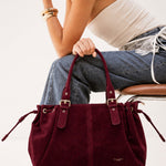 Sac cabas Garance bordeaux posé sur les genoux, femme assise
