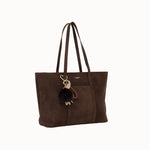 Sac cabas Solis chocolat vue de trois-quarts avec la breloque