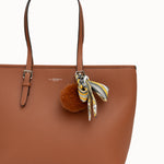 Sac cabas Cléo camel détail du foulard noué sur l'anse