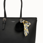 Sac cabas Cléo noir détail du bas avant, foulard et pompon