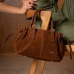 Sac à main Arles camel posé sur une chaise, gros plan