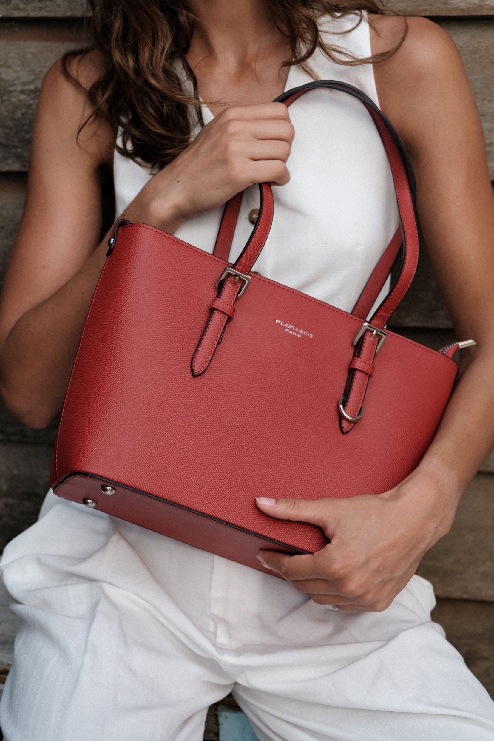 Sac Rahia Rajures Rouges Sac rouge profond à la structure nette, en cuir grainé. – Flora and co