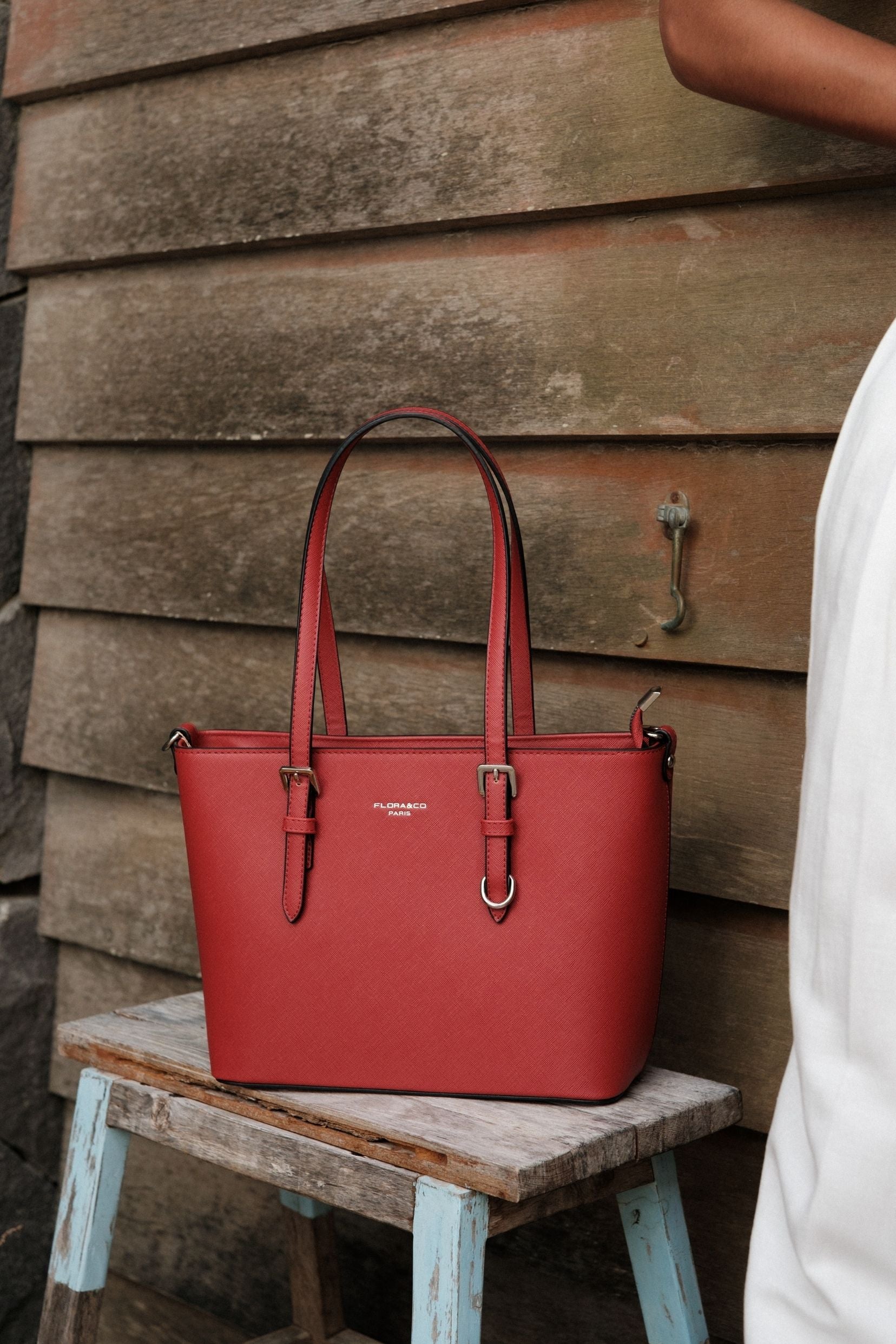 Sac Rahia Rajures Rouges Sac rouge profond à la structure nette, en cuir grainé. – Flora and co