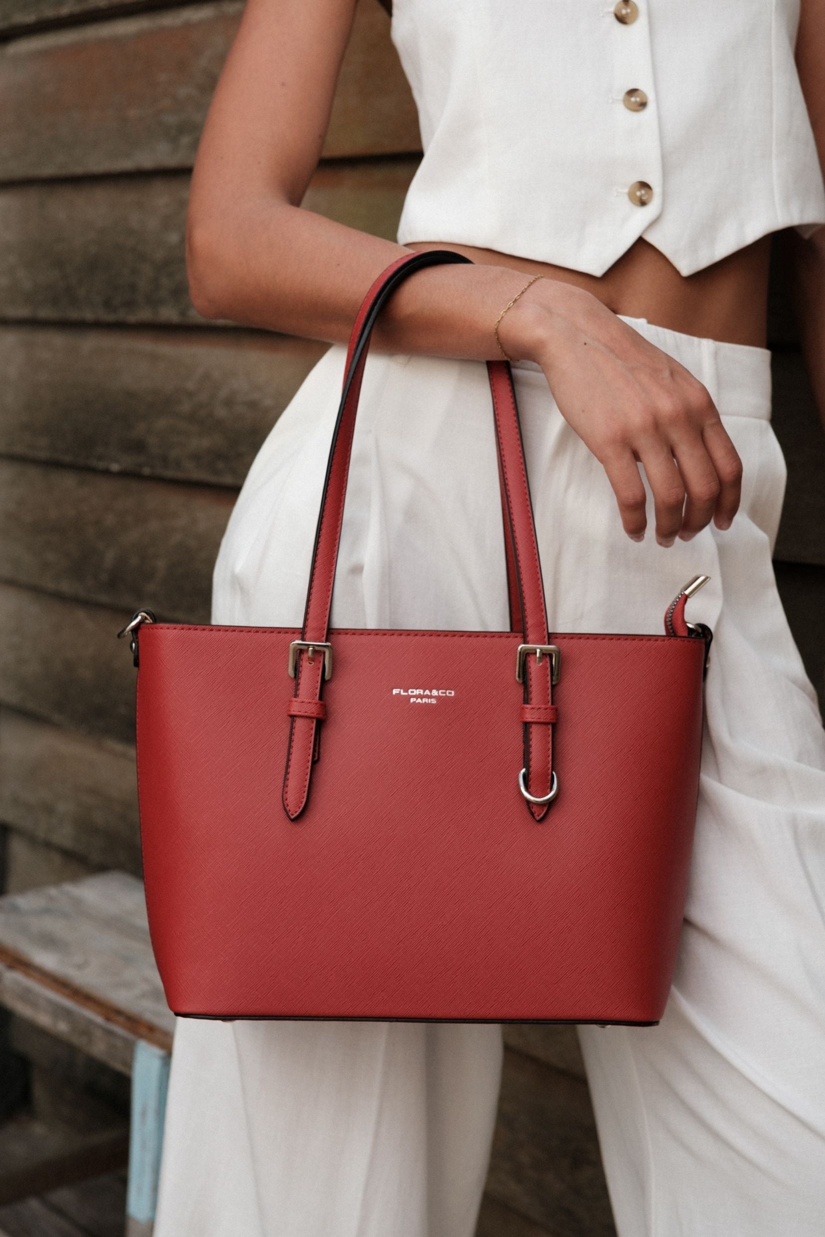 Sac Rahia Rajures Rouges Sac rouge profond à la structure nette, en cuir grainé. – Flora and co