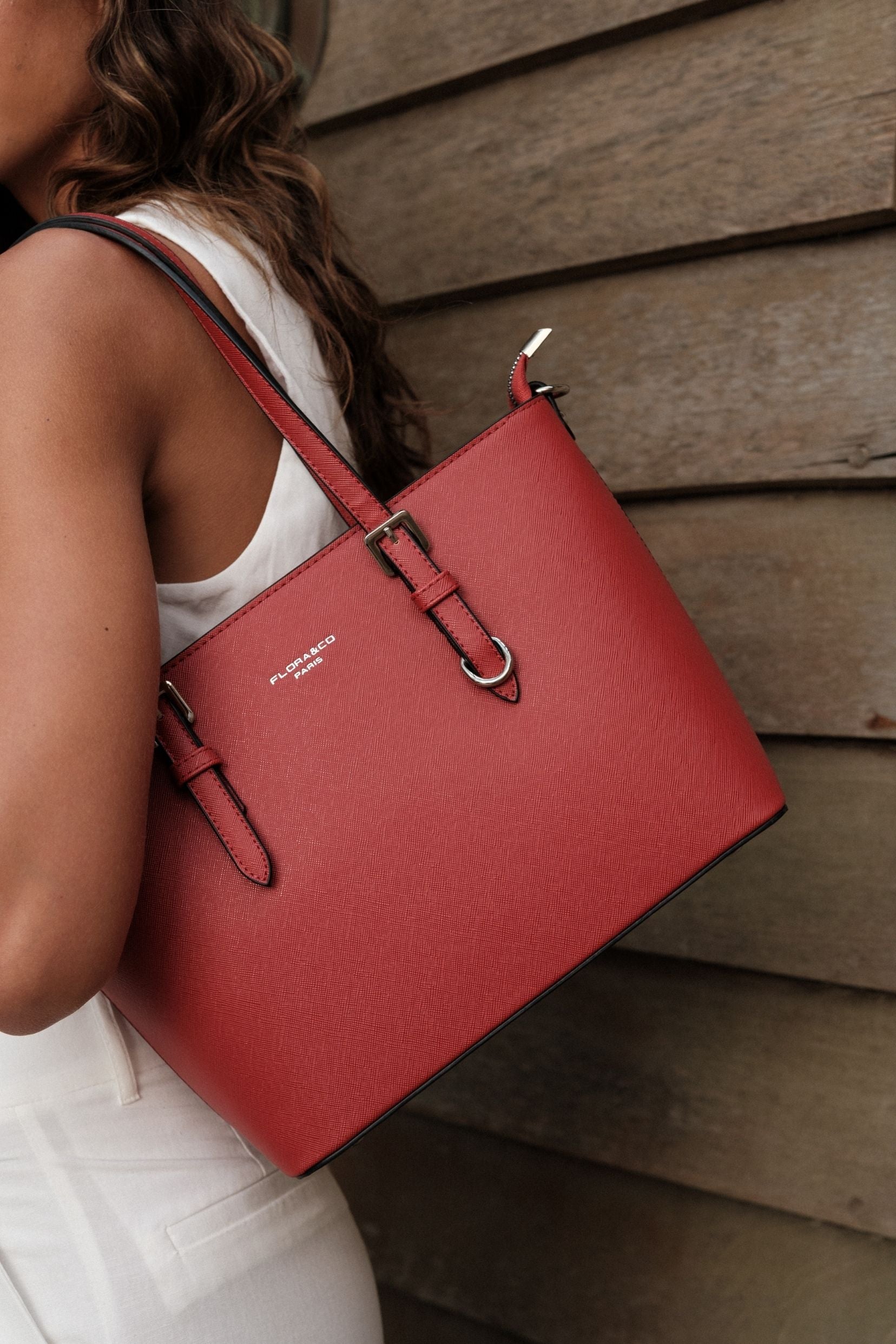 Sac Rahia Rajures Rouges Sac rouge profond à la structure nette, en cuir grainé. – Flora and co