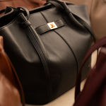 Sac cabas Alexa noir détail du fermoir tournant doré et des anses