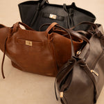 Sac cabas Alexa camel posé au sol, vue de face