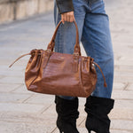 Sac à main Alba camel porté à la main, gros plan