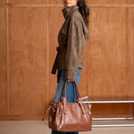 Sac à main Alba camel porté à la main, vue de profil