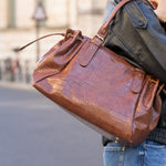 Sac à main Alba camel porté au bras en extérieur