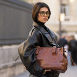 Sac à main Alba camel porté à la main en extérieur