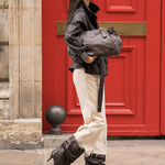 Sac à main Alba chocolat porté à la main, vue de profil