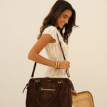 Sac à main Alva chocolat porté en bandoulière, vue de profil