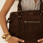 Sac à main Alva chocolat détail de la façade, anses tenues