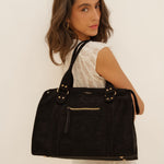 Sac à main Alva noir porté à l'épaule, vue de trois-quarts dos
