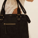 Sac à main Alva noir porté à la main, gros plan