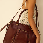 Sac à main Ariana bordeaux porté à l'épaule, vue de profil