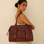 Sac à main Ariana bordeaux porté à l'épaule, vue de dos