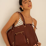 Sac à main Ariana bordeaux porté à la main, poche zippée visible