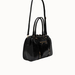 Sac à main Ariana noir vue de trois-quarts avec la bandoulière