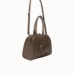 Sac à main Ariana taupe vue de trois-quarts avec la bandoulière