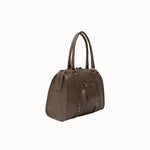 Sac à main Ariana taupe vue de trois-quarts sur fond blanc