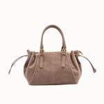 Sac à main Arles taupe porté à la main, vue de face