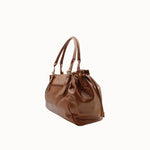 Sac à main Iria camel vue de trois-quarts sur fond blanc
