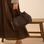 Sac à main Jane chocolat porté à la main en marchant