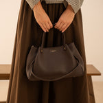 Sac à main Jane chocolat porté à deux mains, vue de face