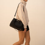Sac à main Jane noir porté en bandoulière, vue de profil