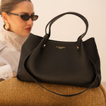 Sac à main Jane noir posé sur un siège