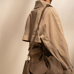 Sac à main Jane taupe porté en bandoulière, vue de dos