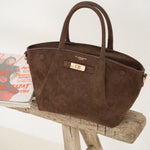 Sac à main Milae chocolat posé sur un tabouret