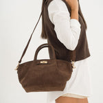 Sac à main Milae chocolat porté à l'épaule, vue de profil
