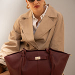 Sac cabas Alexa bordeaux posé sur les genoux, femme assise