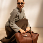 Sac cabas Alexa camel main sur l'anse, femme à genoux