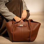 Sac cabas Alexa camel tenu par les anses, femme à genoux