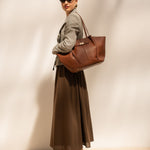 Sac cabas Alexa camel porté à l'épaule, vue de profil