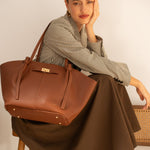 Sac cabas Alexa camel posé sur les genoux, femme assise