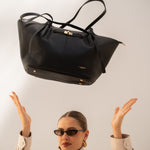 Sac cabas Alexa noir tenu à bout de bras, vue de face