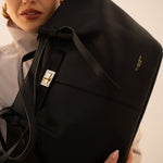 Sac cabas Alexa noir tenu devant soi, vue de trois-quarts