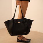 Sac cabas Alexa noir tenu à la main, vue de face