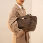 Sac cabas Alexa taupe porté à la main, vue de trois-quarts