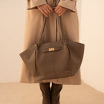 Sac cabas Alexa taupe porté à la main devant soi