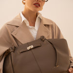 Sac cabas Alexa taupe porté à la main, gros plan