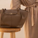 Sac cabas Alexa taupe posé sur un tabouret, gros plan