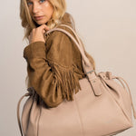 Sac cabas Elios beige porté à l'épaule, vue de profil