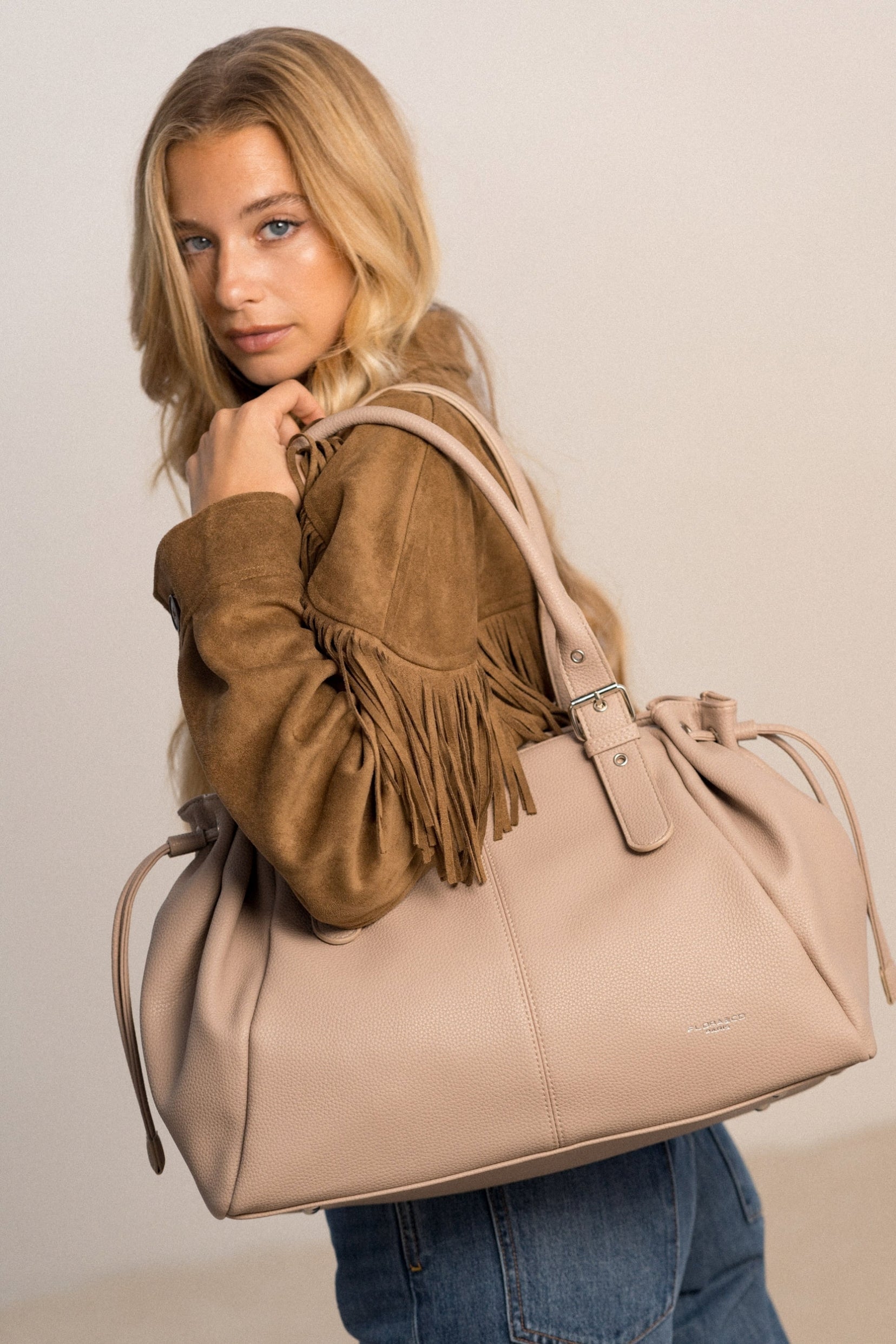 Sac cabas Elios beige porté à l'épaule, vue de profil